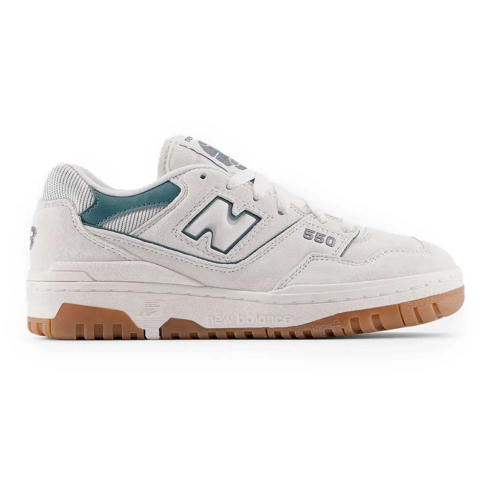 Tênis New Balance 550 vista lateral direita bege com detalhe verde e solado gum